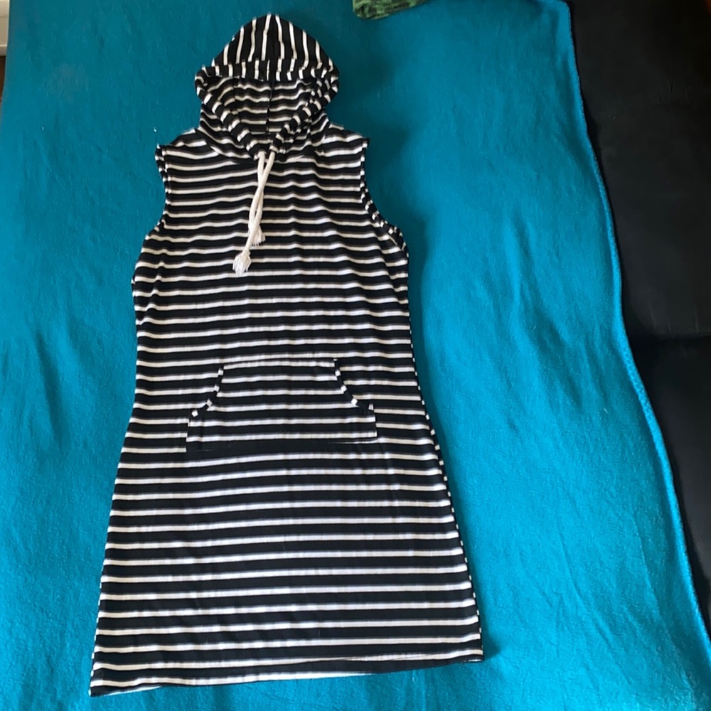 White and black mini sleeveless dress